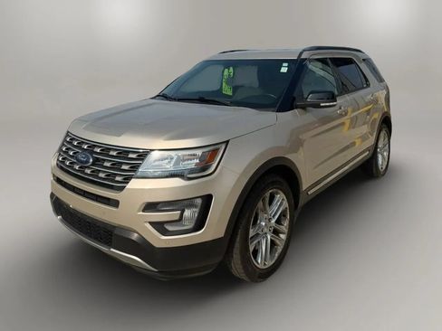Used 2017 Ford Explorer XLT w/ Equipment Group 202A AWD/4WD image 3