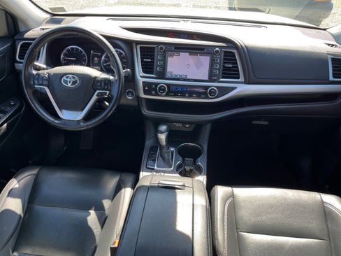 Used 2019 Toyota Highlander XLE image 25
