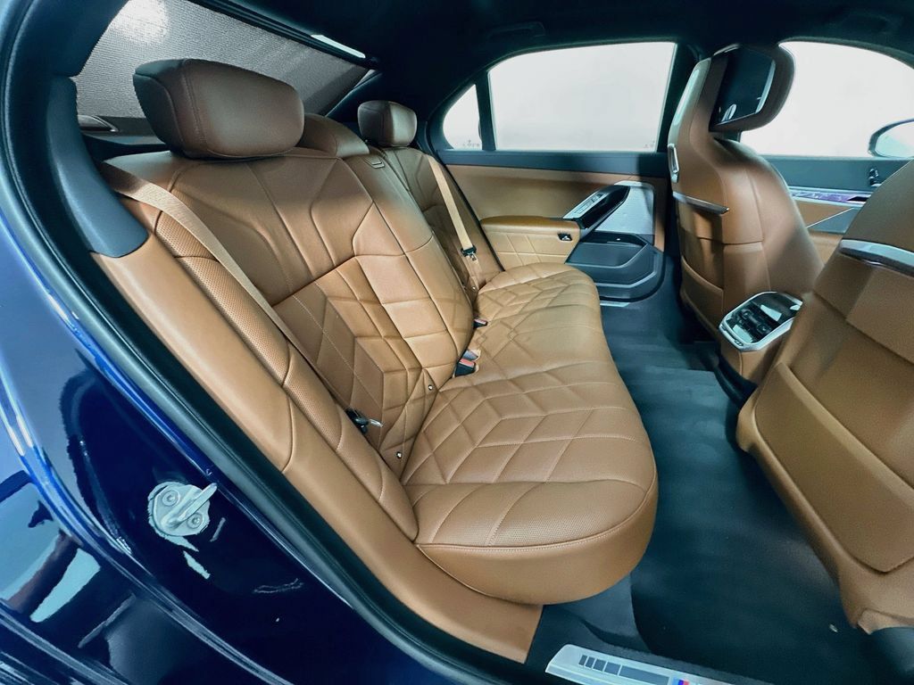 Certified 2024 BMW 760i xDrive AWD/4WD image 27