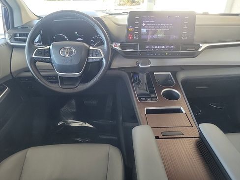 Used 2023 Toyota Sienna XLE image 17