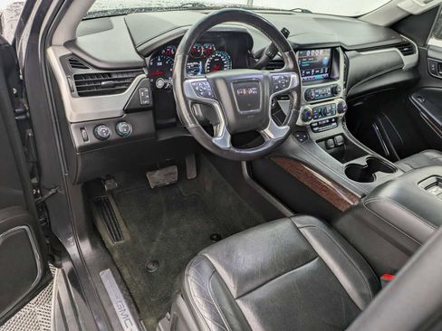 Used 2017 GMC Yukon XL SLT image 2
