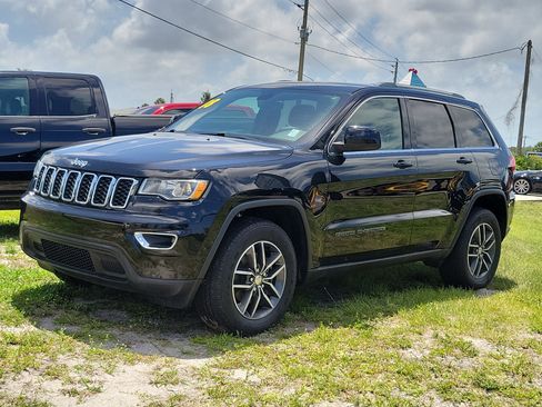 Used 2018 Jeep Grand Cherokee Laredo AWD/4WD image 2
