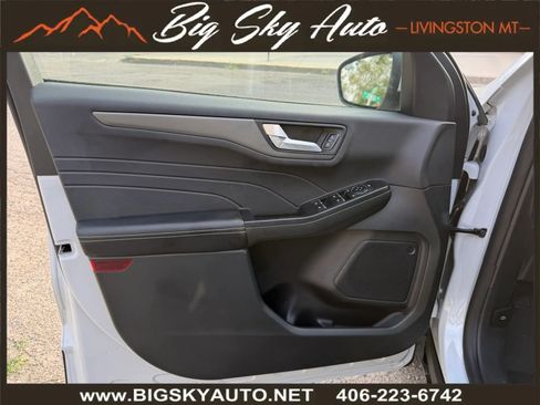 Used 2025 Ford Escape SE w/ Class II Trailer Tow Package FWD image 11