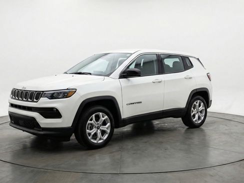 Used 2025 Jeep Compass Latitude AWD/4WD image 3