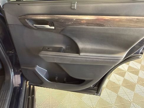 Used 2020 Toyota Highlander Limited FWD image 37