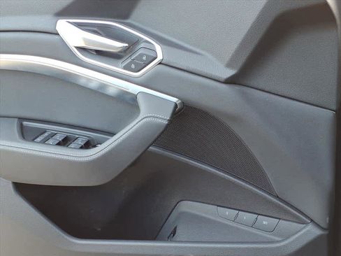 Used 2021 Audi e-tron Premium Plus w/ Premium Plus Package image 18