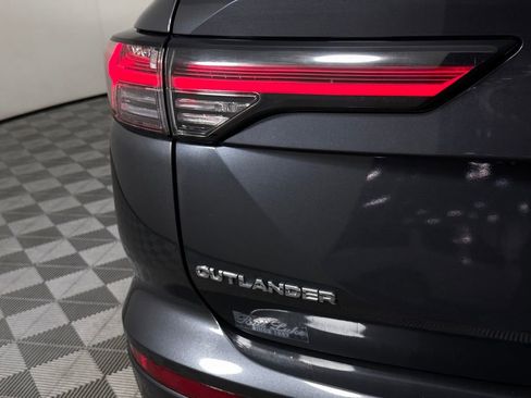 Used 2025 Mitsubishi Outlander SE FWD image 13