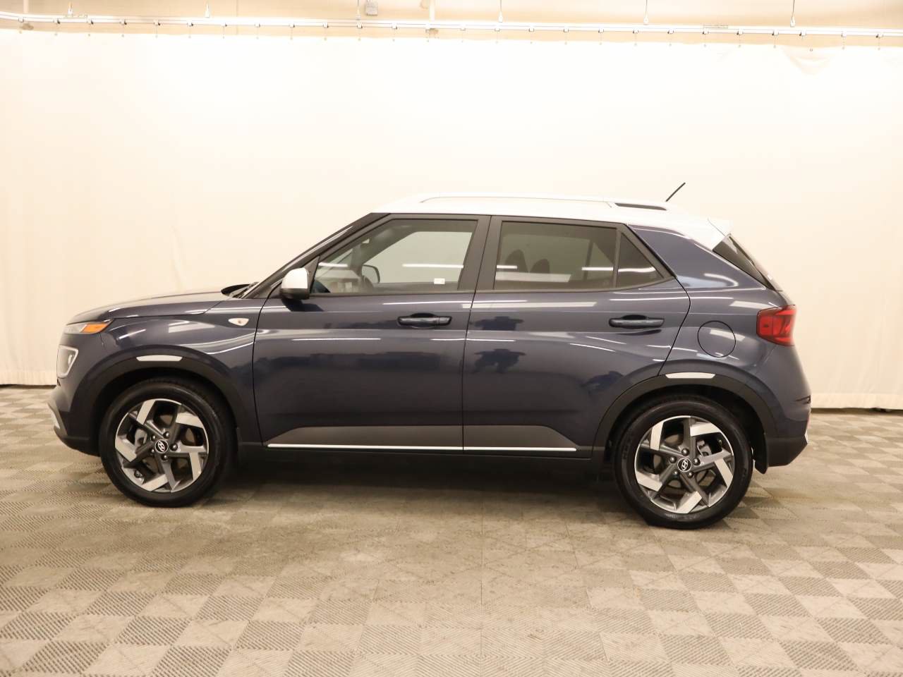Used 2026 Hyundai Venue SEL FWD image 3