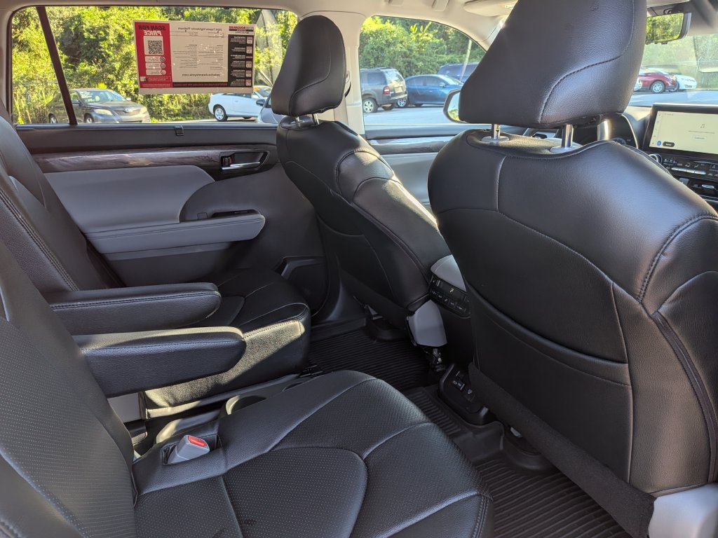 Used 2024 Toyota Highlander Platinum FWD image 27