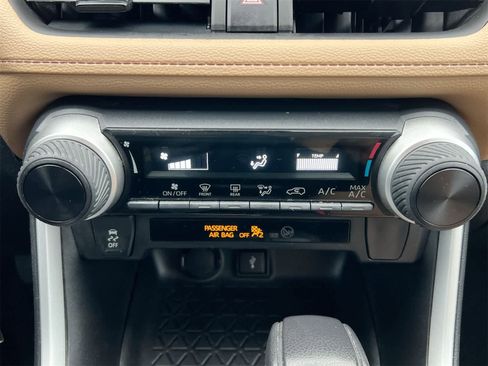 Used 2022 Toyota RAV4 LE image 29