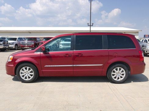 Used 2013 Chrysler Town & Country Touring FWD image 3