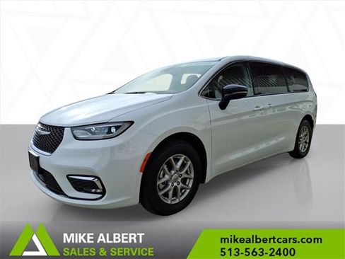 Used 2024 Chrysler Pacifica Touring-L image 3