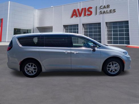 Used 2024 Chrysler Pacifica Touring-L FWD image 5