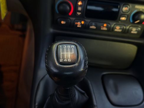 Used 2004 Chevrolet Corvette Coupe w/ Roof Package image 18