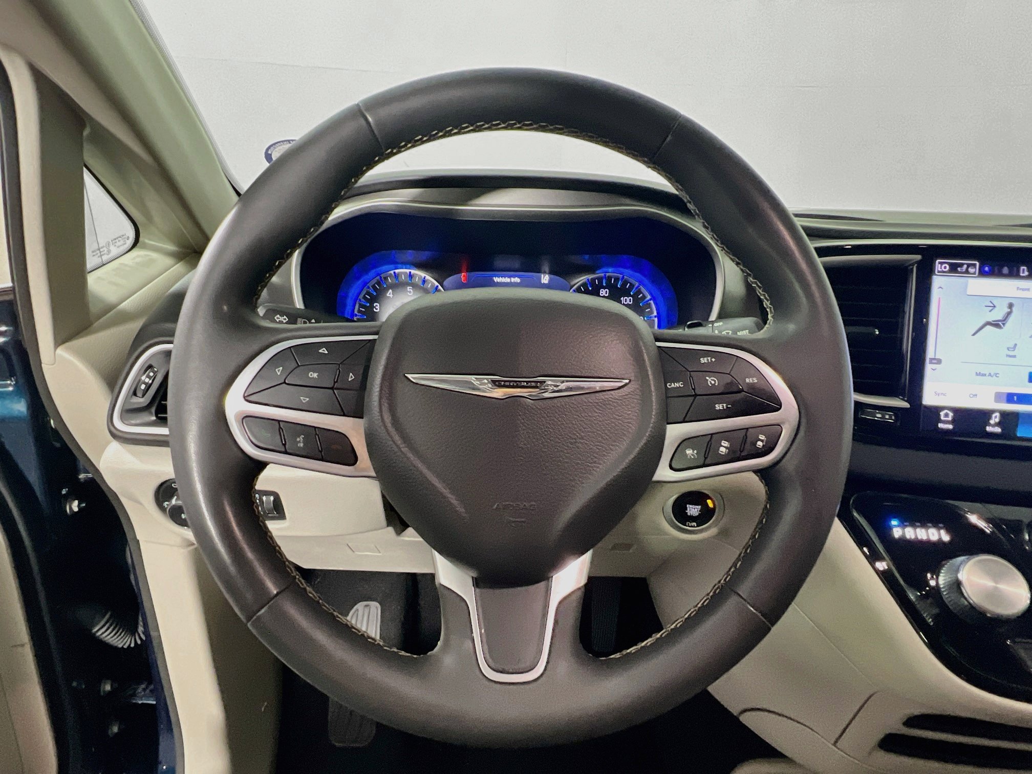 Used 2023 Chrysler Pacifica Touring-L FWD image 17