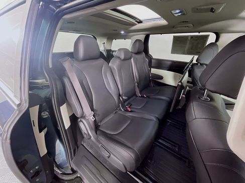 Used 2024 Kia Carnival SX Prestige image 30