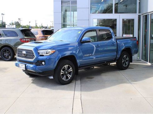 Used 2019 Toyota Tacoma TRD Sport AWD/4WD image 3