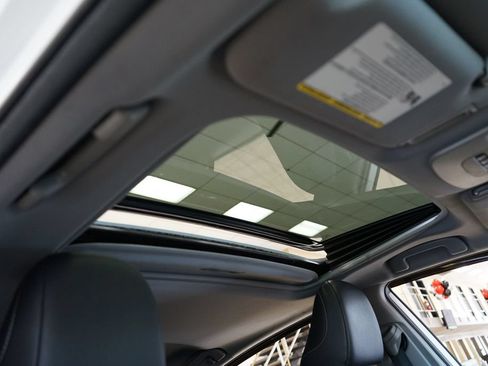 Used 2019 Toyota Camry SE FWD image 9