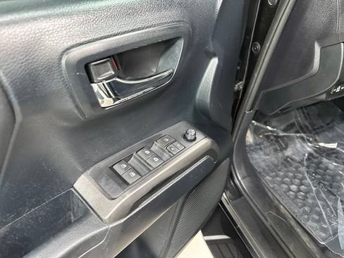 Used 2019 Toyota Tacoma SR AWD/4WD image 9