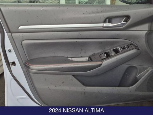 Used 2024 Nissan Altima 2.5 SR w/ SR Premium Package FWD image 9