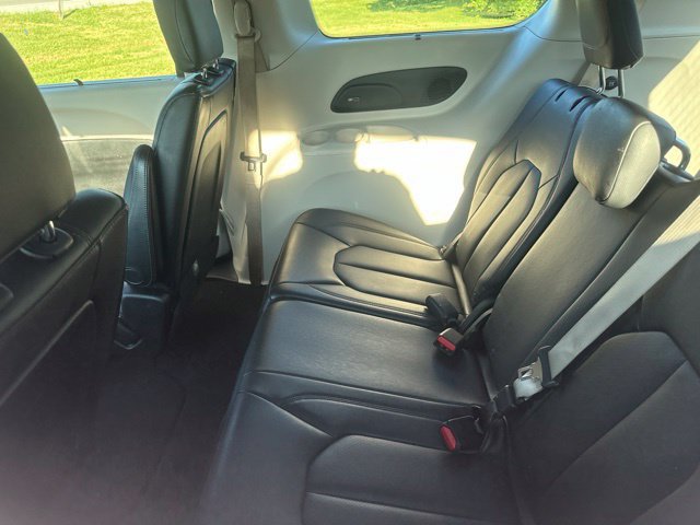 Used 2017 Chrysler Pacifica Touring-L Plus FWD image 13