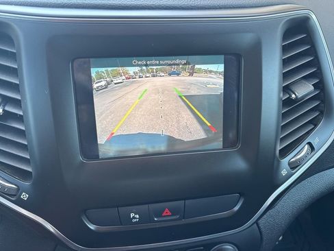 Used 2020 Jeep Cherokee Latitude Plus AWD/4WD image 27