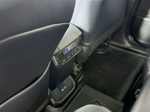 Used 2022 Toyota Highlander XLE AWD/4WD image 25