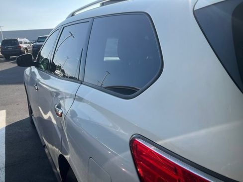Used 2015 Nissan Pathfinder SV FWD image 8