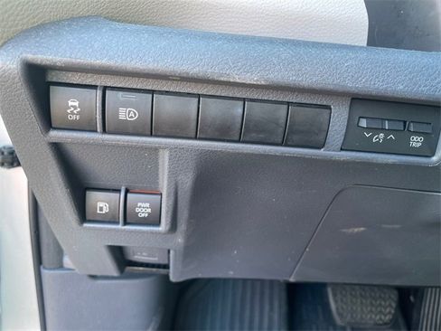 Used 2022 Toyota Sienna XLE image 11