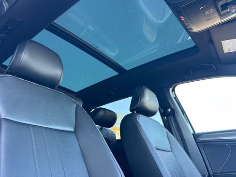 Used 2022 Volkswagen Tiguan SE R-Line image 18