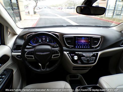 Used 2017 Chrysler Pacifica Touring-L Plus image 37