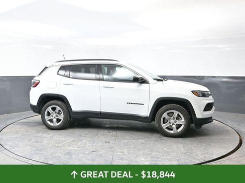 Used 2024 Jeep Compass Latitude image 3