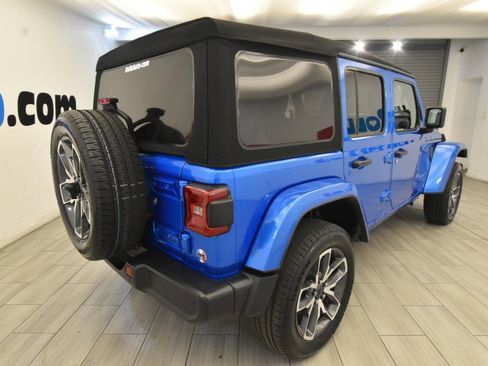Used 2024 Jeep Wrangler Unlimited w/ Convenience Group AWD/4WD image 5