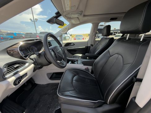Used 2022 Chrysler Pacifica Limited FWD image 11