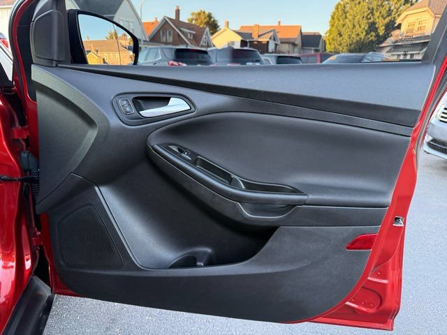 Used 2018 Ford Focus SE w/ Cold Weather Package FWD image 21