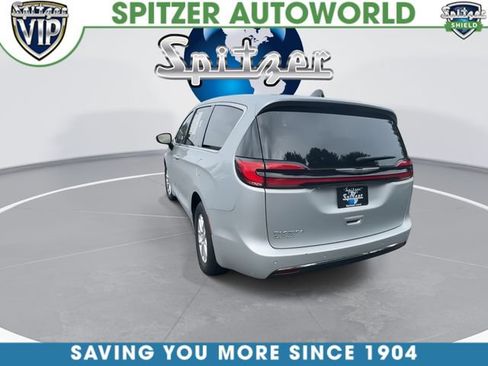Used 2024 Chrysler Pacifica Touring-L FWD image 8