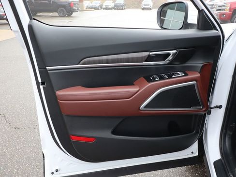 Used 2024 Kia Telluride EX w/ EX Captain's Chair Package image 9