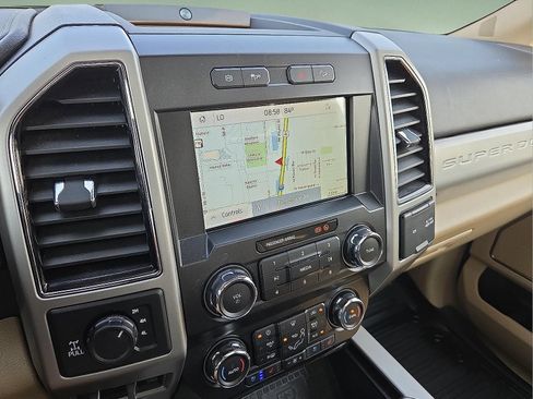 Used 2021 Ford F250 Lariat w/ Lariat Ultimate Package AWD/4WD image 16