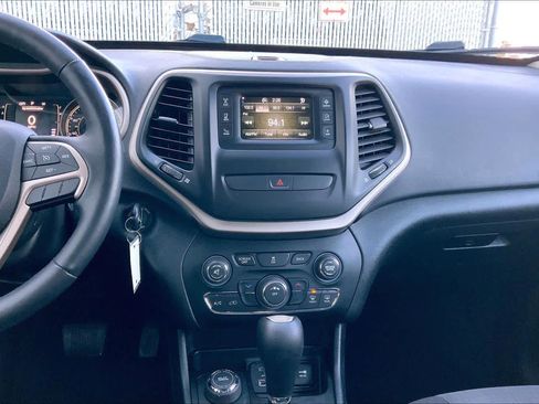 Used 2016 Jeep Cherokee Latitude w/ Cold Weather Group image 6