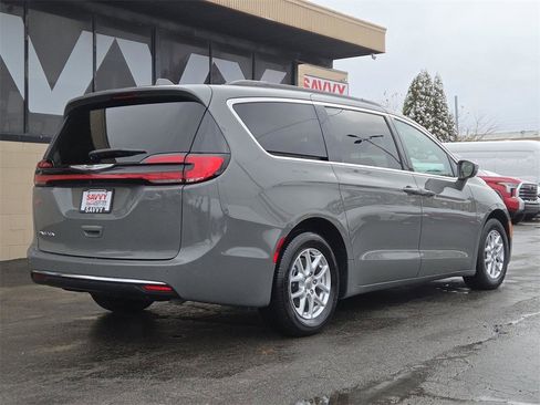 Used 2022 Chrysler Pacifica Touring-L image 14