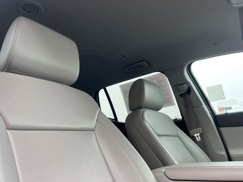 Used 2023 GMC Acadia SLT w/ Technology Package image 19