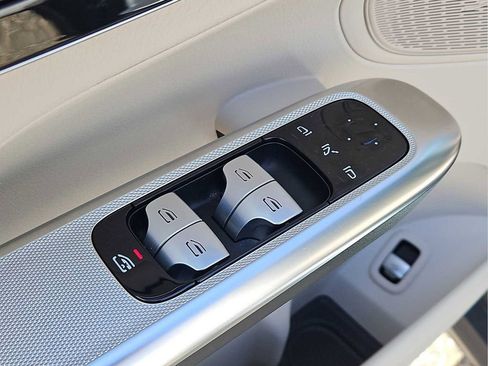 Used 2025 Mercedes-Benz GLC 300 4MATIC image 13