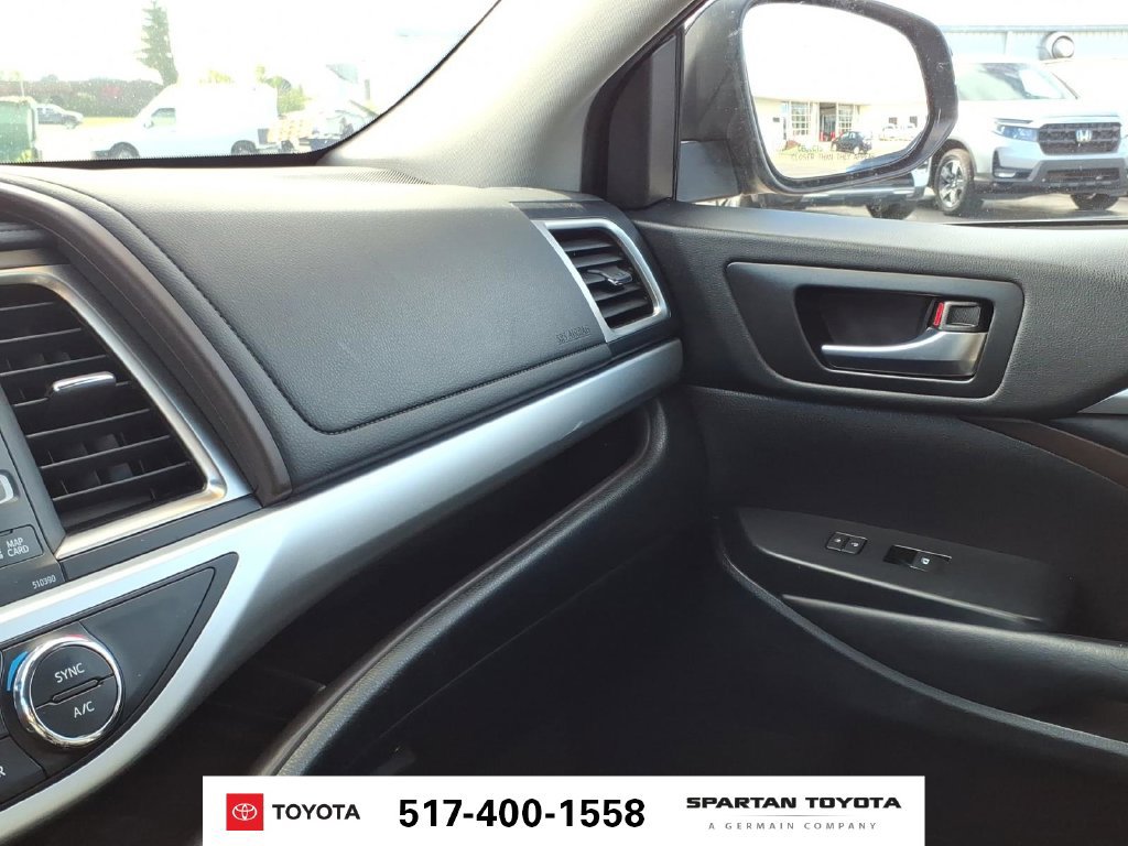 Used 2019 Toyota Highlander XLE AWD/4WD image 24