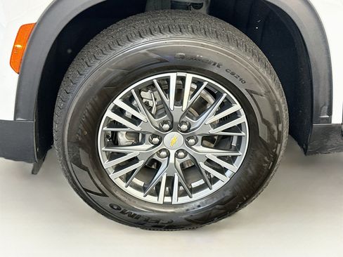 Used 2025 Chevrolet Traverse LT AWD/4WD image 36