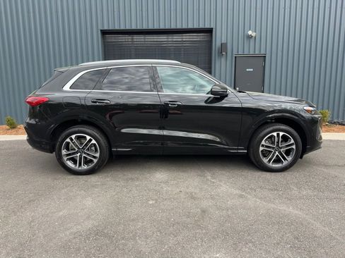 Used 2025 Audi Q5 Premium w/ Convenience Package image 3