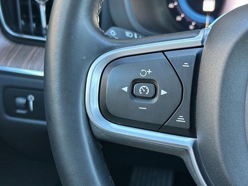 Certified 2022 Volvo XC60 B5 Momentum image 29
