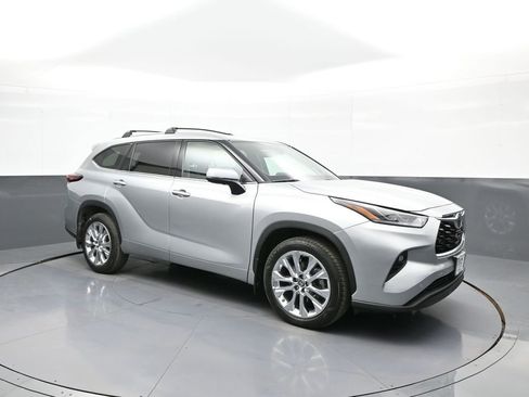 Certified 2024 Toyota Highlander Limited AWD/4WD image 4