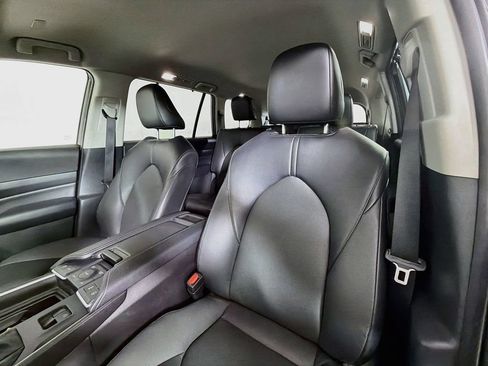 Used 2025 Toyota Grand Highlander AWD image 12