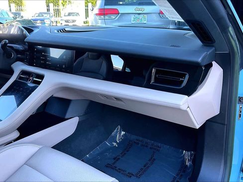 Used 2023 Porsche Taycan image 18
