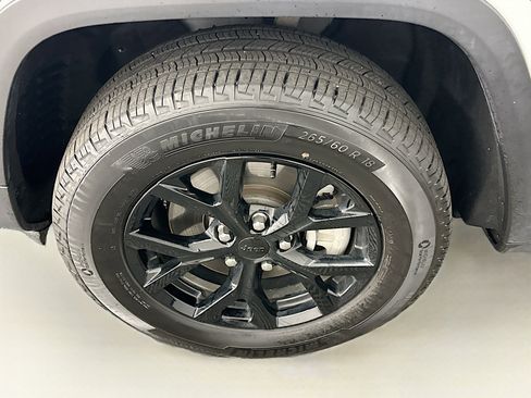 Used 2024 Jeep Grand Cherokee L Laredo image 11